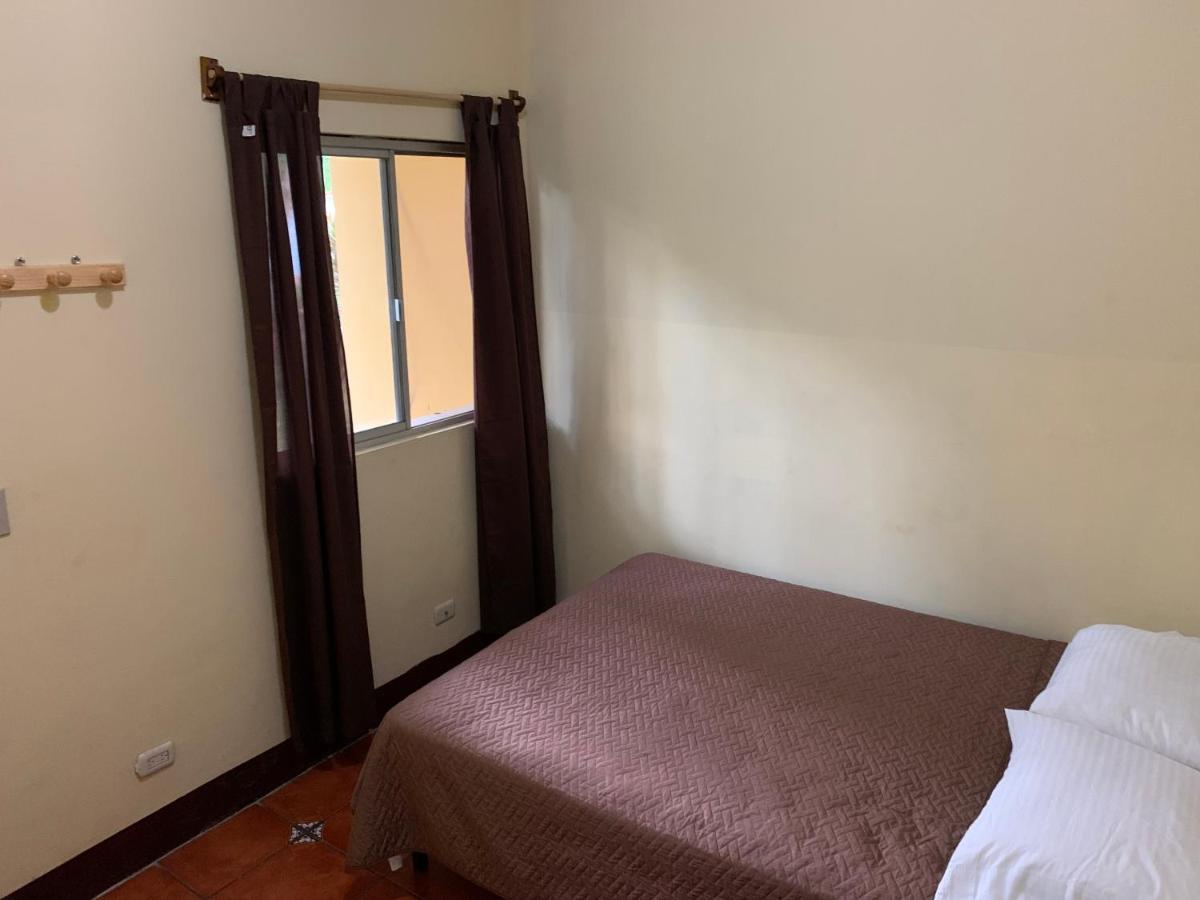 Casa Veronica A 2 Kilometros Del Irtra Retalhuleu Extérieur photo